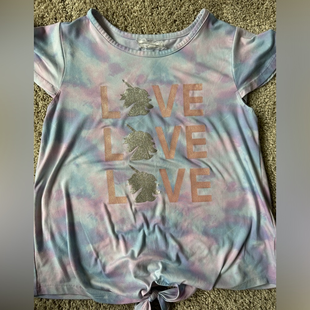 Love love love unicorn tee